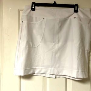 Women’s size 12 Tail golf skirt in white.